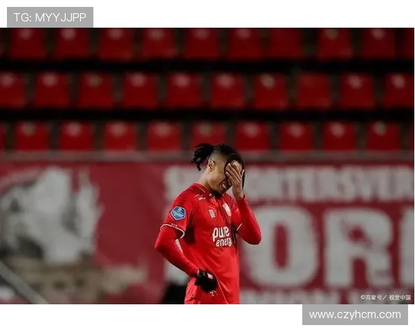 红色烟雾致荷甲比赛中断 特温特队长捂头急速退场进入球员通道